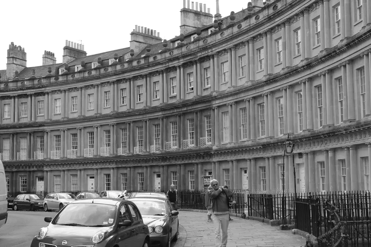 A curved Georgian stone terrace, toned in navy